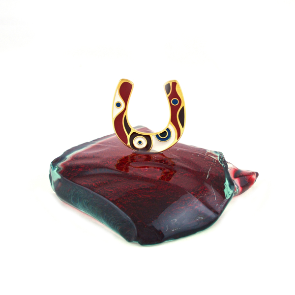 Εικόνα της HORSESHOE ON RED GLASS